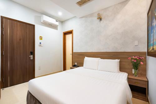Ένα ή περισσότερα κρεβάτια σε δωμάτιο στο Lucky Star Hotel Nguyen Trai Q5