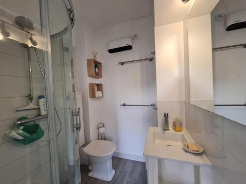 une salle de bain avec toilettes, lavabo et douche dans l'établissement STUDIO COSY 100 m DE LA PLAGE DE FONCILLON, à Royan