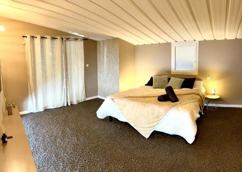 une chambre avec un grand lit avec un plafond dans l'établissement Magnifique Loft 160m2 x 6 pers Proche plage, à Les Sables-dʼOlonne