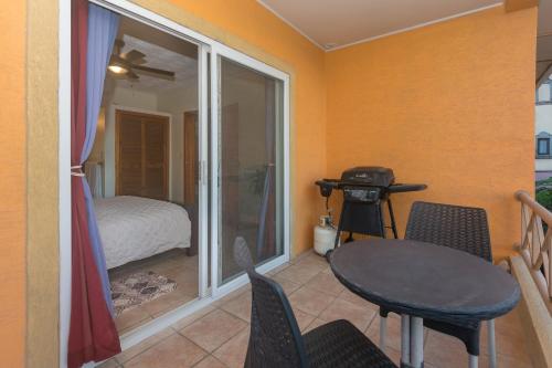 Postel nebo postele na pokoji v ubytování West Bay Mall Condo 8 condo