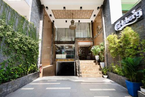 Η πρόσοψη ή η είσοδος του Lucky Star Hotel Nguyen Trai Q5