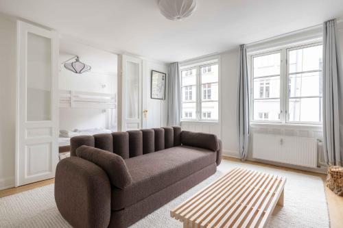 sala de estar con sofá y algunas ventanas en Stylish Flat on Lively Street in Downtown, en Copenhague