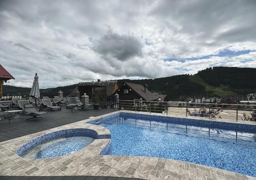 basen na patio z widokiem na góry w obiekcie Didukh Eco Hotel&Spa w mieście Bukowel