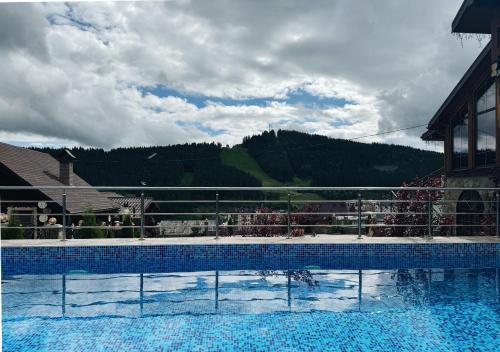 einen Pool mit Bergblick in der Unterkunft Didukh Eco Hotel&Spa in Bukowel