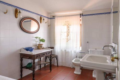 a bathroom with a sink and a toilet and a tub at Palazzo Ninci in Civitella in Val di Chiana