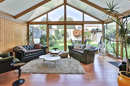 un salon avec des canapés et une table dans l'établissement Maison authentique avec jardin, à Les Sables-dʼOlonne