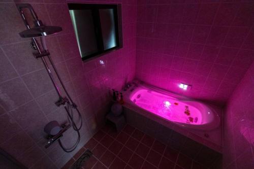 Salle de bains dans l'établissement 広い庭でプールとバーベキューが楽しめる!和室とキッズスペース付き!