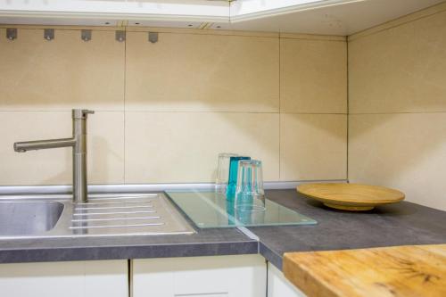 リスボンにあるGreen Charm House Lisbonのシンクとカウンタートップのあるキッチン