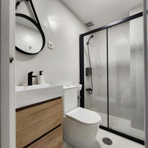 Phòng tắm tại Modern Studio 5 min to Beach & Dining