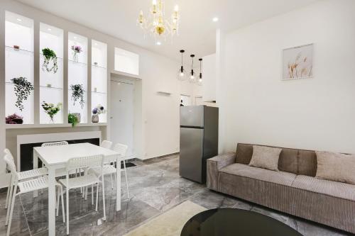 un salon avec un canapé et une table dans l'établissement Sublime 2 Bedroom Flat in Paris, à Paris