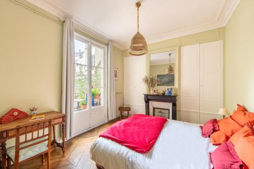une chambre avec un lit, un bureau et une fenêtre dans l'établissement Géranimus Enghien, à Paris