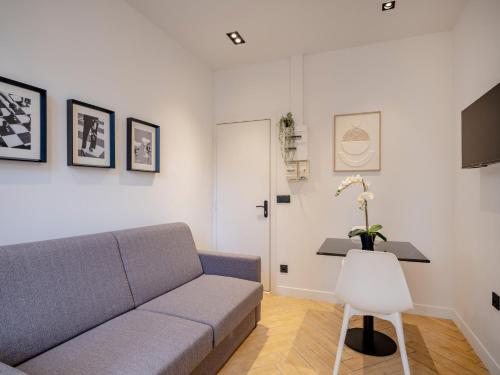 un salon avec un canapé et une table dans l'établissement Pretty 1 BDR Flat in Pantin, à Pantin