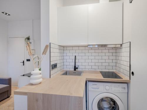 une cuisine avec une machine à laver dans une cuisine dans l'établissement Pretty 1 BDR Flat in Pantin, à Pantin