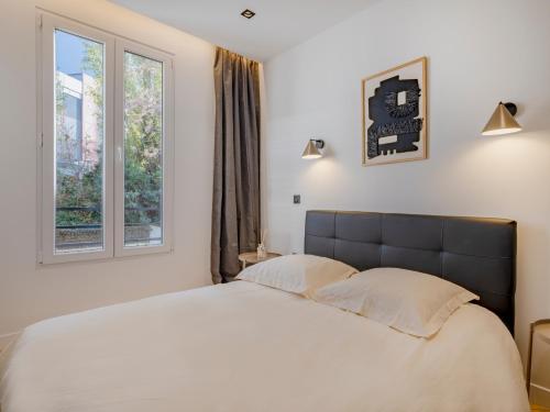 une chambre avec un grand lit et deux fenêtres dans l'établissement Pretty 1 BDR Flat in Pantin, à Pantin