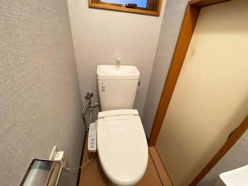 a bathroom with a white toilet in a room at New飯田橋ファミリーホテル in Tokyo