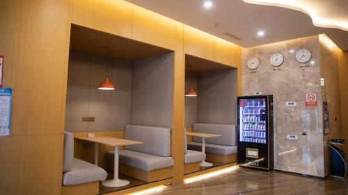 a restaurant with a drink machine and a drink dispenser at Holiday Inn Express Linyi West by IHG in Linyi