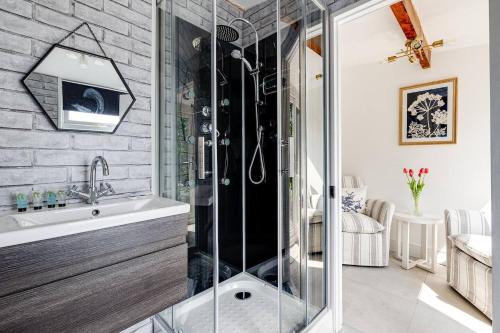 チェスターにあるNo20 Chester Racecourseのシャワーと洗面台付きのバスルーム