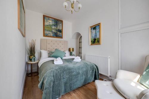 チェスターにあるNo20 Chester Racecourseのベッドと椅子のある白い寝室