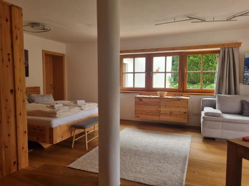 - un salon avec un lit et un canapé dans l'établissement Chalet Kitzbühelblick, à Kitzbühel