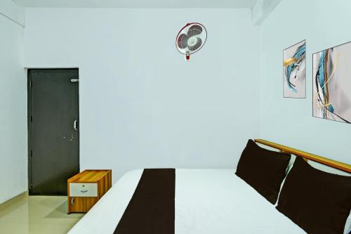 sypialnia z łóżkiem i czarnymi drzwiami w obiekcie Super OYO Blue Sky Apartment w mieście Sultan Bathery