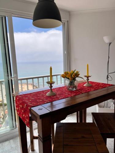 stół w jadalni z dwoma świecami i widokiem na ocean w obiekcie Atlantico w mieście Calpe