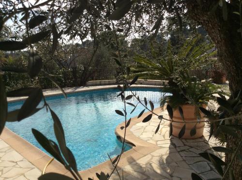 Appartement rez de jardin de villa avec piscine