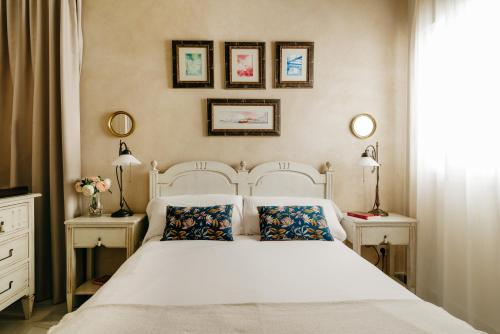 A bed or beds in a room at innCádizPalacio Apolo