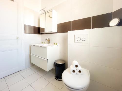 une salle de bain avec des toilettes blanches et un lavabo dans l'établissement Gambetta, à Nice
