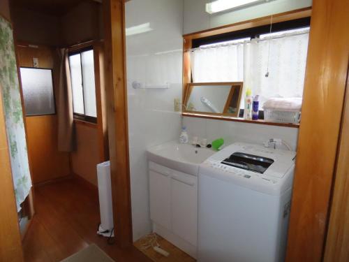 La salle de bains est pourvue d'un lave-linge et d'un lavabo. dans l'établissement SORAMACHI - Vacation STAY 14338, à Takayama