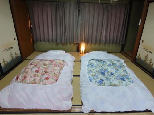 - deux lits assis l'un à côté de l'autre dans une pièce dans l'établissement SORAMACHI - Vacation STAY 14338, à Takayama