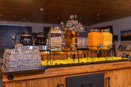 um balcão com copos e frascos de sumo de laranja em Eiger Lodge Easy em Grindelwald