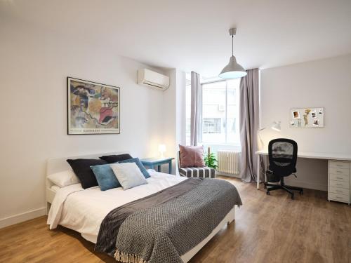 A bed or beds in a room at My City Home - Student Rooms in Moncloa