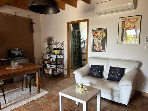 un salon avec un canapé blanc et une table dans l'établissement Bella Vida, à Fourques