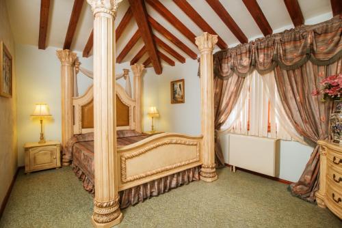 Un pat sau paturi într-o cameră la Villa Dallas Residence - Airport shuttle