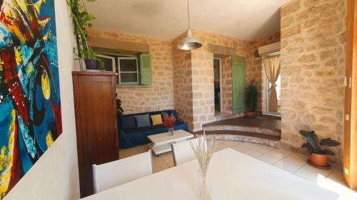 un salon avec une table et un canapé dans l'établissement Appartements avec jardin dans Villa Rocaille, à Cassis