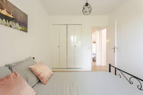 - une chambre avec un grand lit blanc et un placard dans l'établissement Maison de vacances Marseille, à Marseille