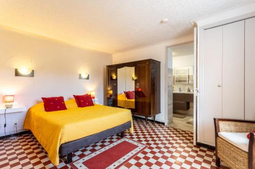 a hotel room with two beds and a bathroom at Clos Victor spacieux 2 pièces in Toulon