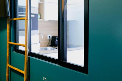 une fenêtre dans une pièce avec un lavabo dans l'établissement Joli appartement renove vue mer, Les Sables 4 personnes, à Les Sables-dʼOlonne