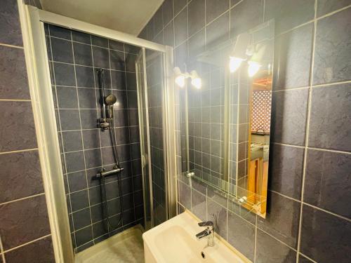 ein Badezimmer mit Waschbecken und Spiegel in der Unterkunft VK Ocean in Mimizan