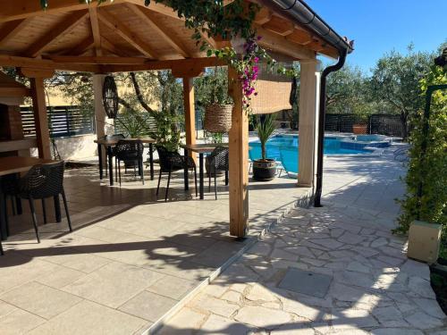 Apartments and Rooms Rogić (Karlo)