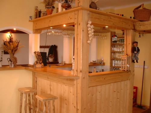 una barra de madera con taburetes en una habitación en Pension Na Hradbach en Tábor