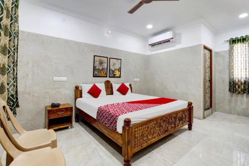 En eller flere senger på et rom på OYO Shilpakala Grand