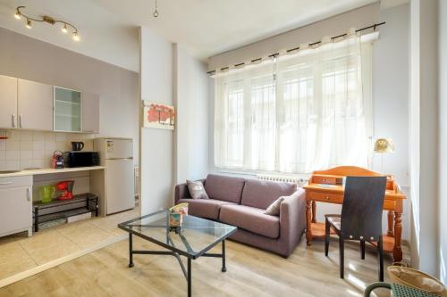 un salon avec un canapé et une table dans l'établissement Residence les palombes, à Nice