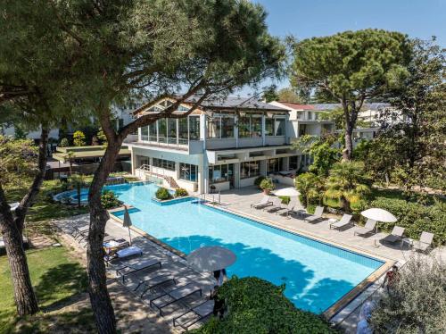 an aerial view of a house with a swimming pool at Hotel Terme Milano in Abano Terme