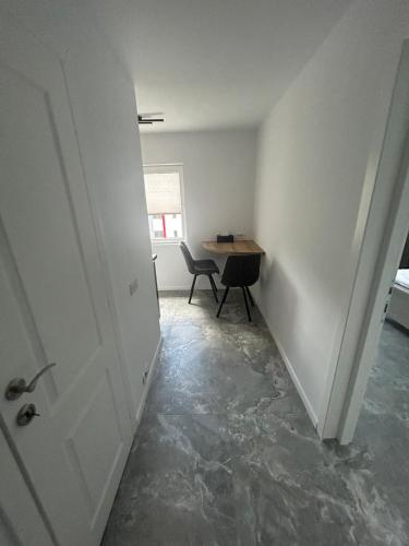 an empty room with a desk and a door at Studio Ermanos in Curtea de Argeş