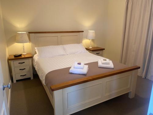 Un dormitorio con una cama con dos toallas encima. en Manyat Peak cottages Boobook, en Porongurup