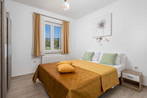 Posteľ alebo postele v izbe v ubytovaní Apartment in Kraljevica 33071