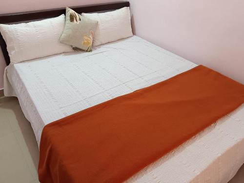 Postel nebo postele na pokoji v ubytování Guru Someshwara Cottage