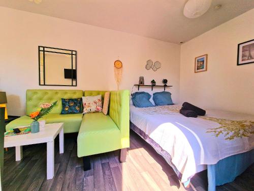 Postel nebo postele na pokoji v ubytování Le Paradis - Charmants appartements proche nature