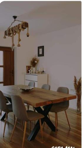 a dining room table with chairs and a dining room table at Casa Mai in Vişeu de Sus